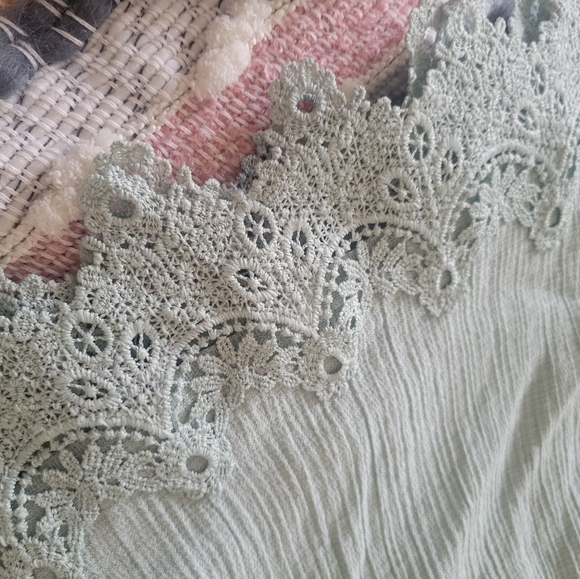 Mine top with ruffle sleeve and lace - Picture 9 of 10